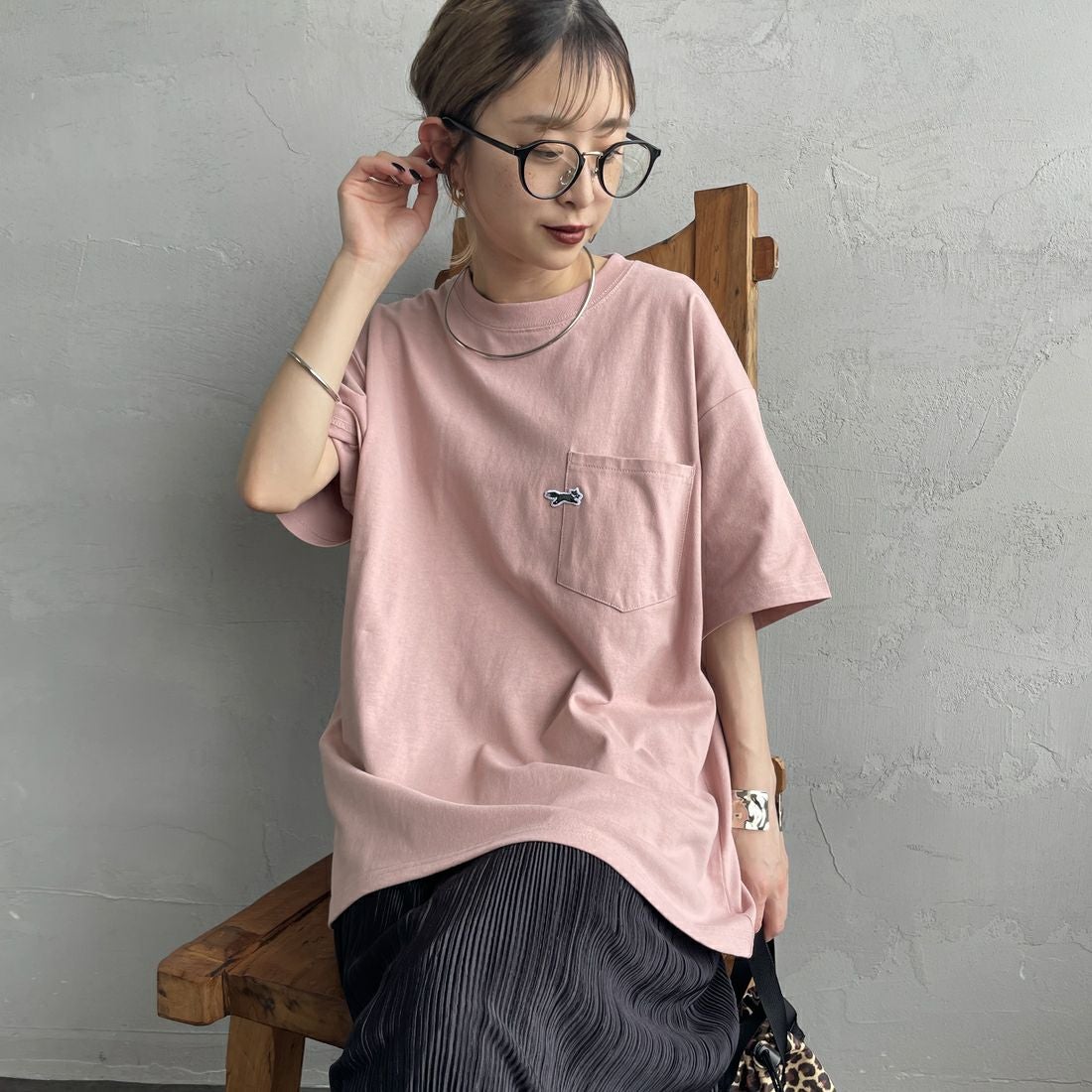 THE FOX [ザフォックス] 別注 ワンポイントロゴワッペン ポケットTシャツ [JFU25SS-11-JF] PINK &&モデル身長：150cm 着用サイズ：S&&