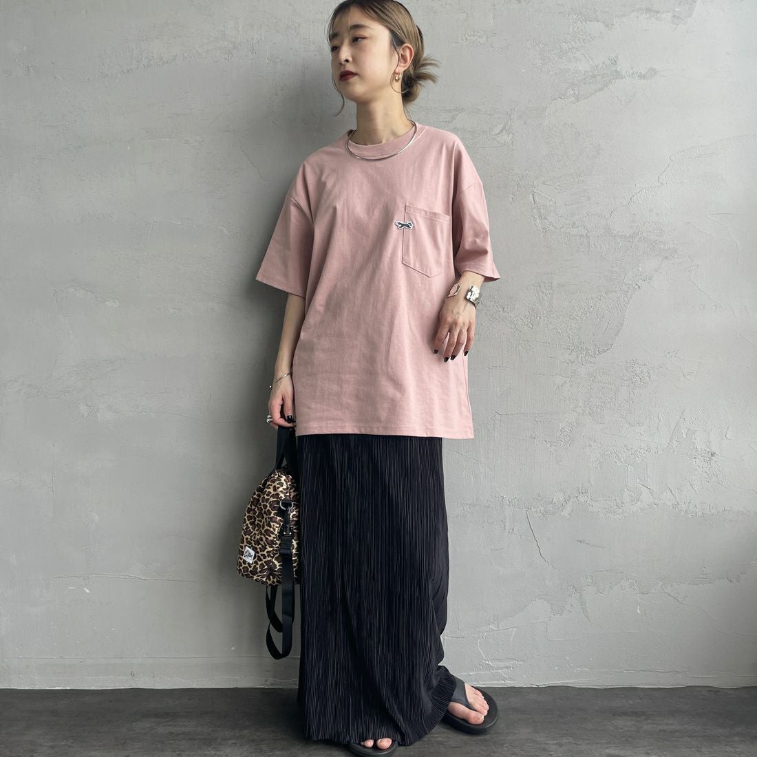THE FOX [ザフォックス] 別注 ワンポイントロゴワッペン ポケットTシャツ [JFU25SS-11-JF] PINK &&モデル身長：150cm 着用サイズ：S&&