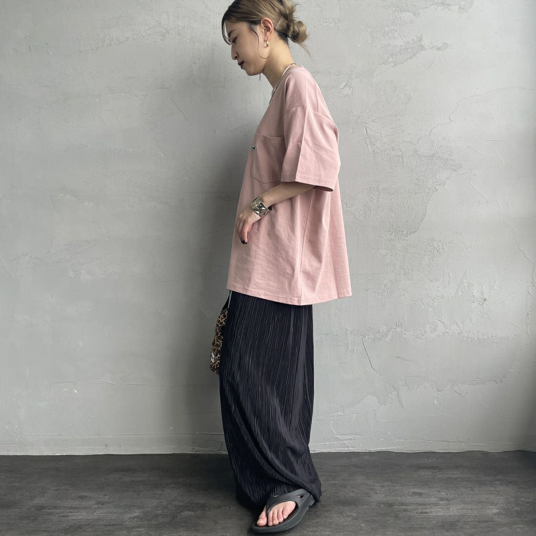 THE FOX [ザフォックス] 別注 ワンポイントロゴワッペン ポケットTシャツ [JFU25SS-11-JF] PINK &&モデル身長：150cm 着用サイズ：S&&
