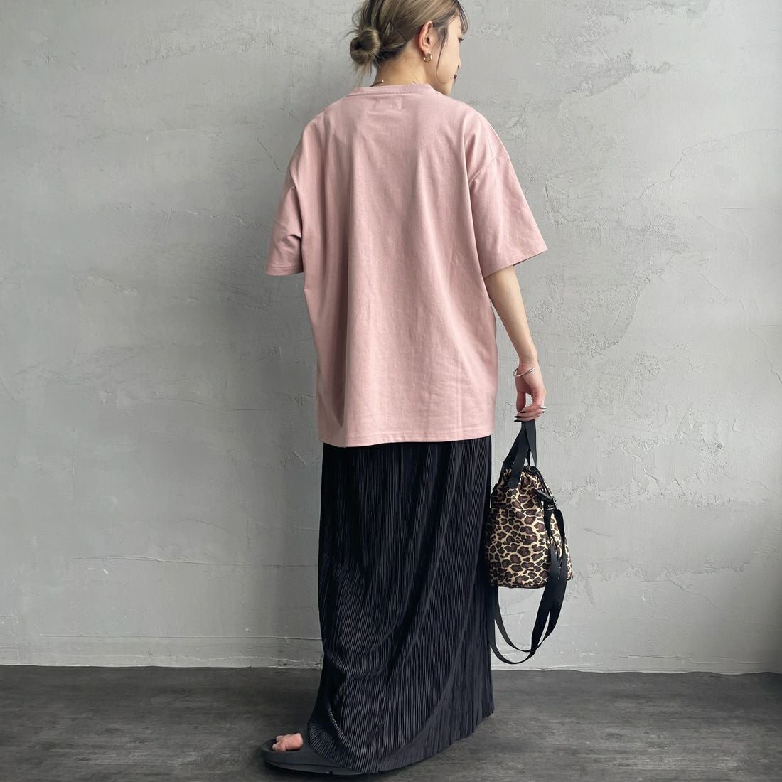 THE FOX [ザフォックス] 別注 ワンポイントロゴワッペン ポケットTシャツ [JFU25SS-11-JF] PINK &&モデル身長：150cm 着用サイズ：S&&