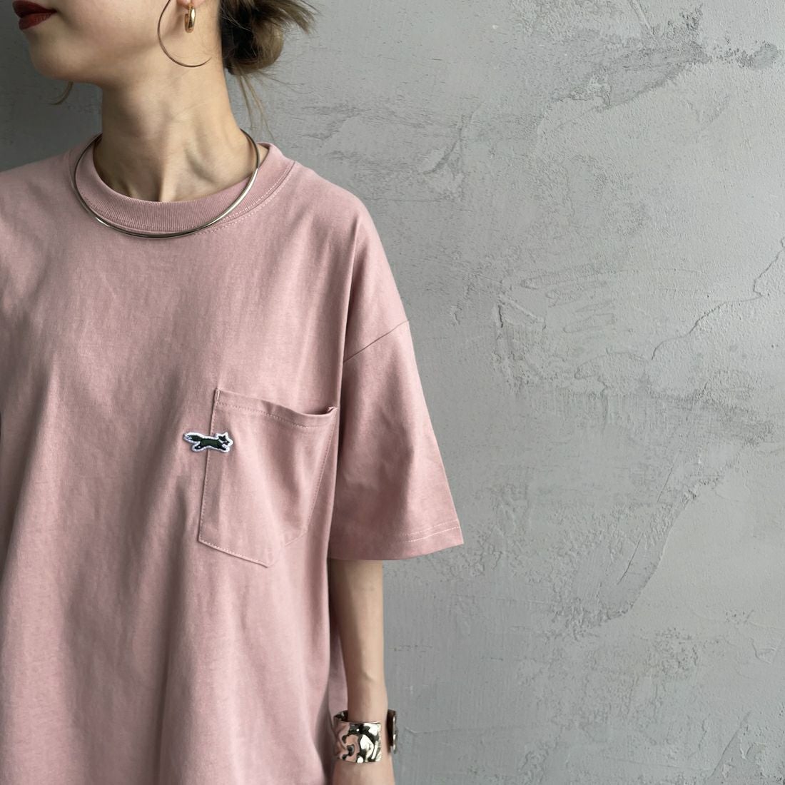 THE FOX [ザフォックス] 別注 ワンポイントロゴワッペン ポケットTシャツ [JFU25SS-11-JF] PINK &&モデル身長：150cm 着用サイズ：S&&