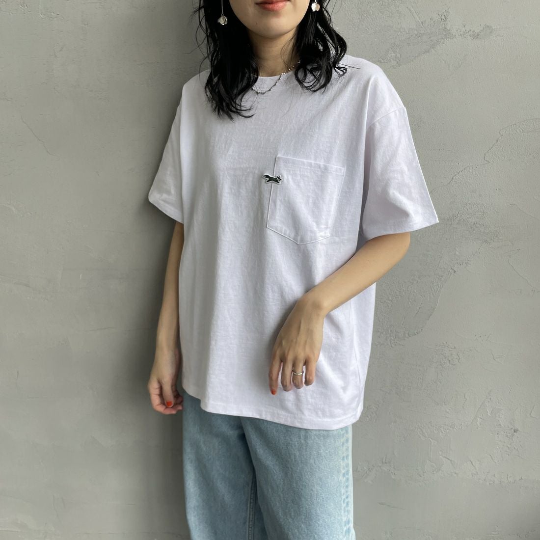 THE FOX [ザフォックス] 別注 ワンポイントロゴワッペン ポケットTシャツ [JFU25SS-11-JF] WHT &&モデル身長：160cm 着用サイズ：S&&