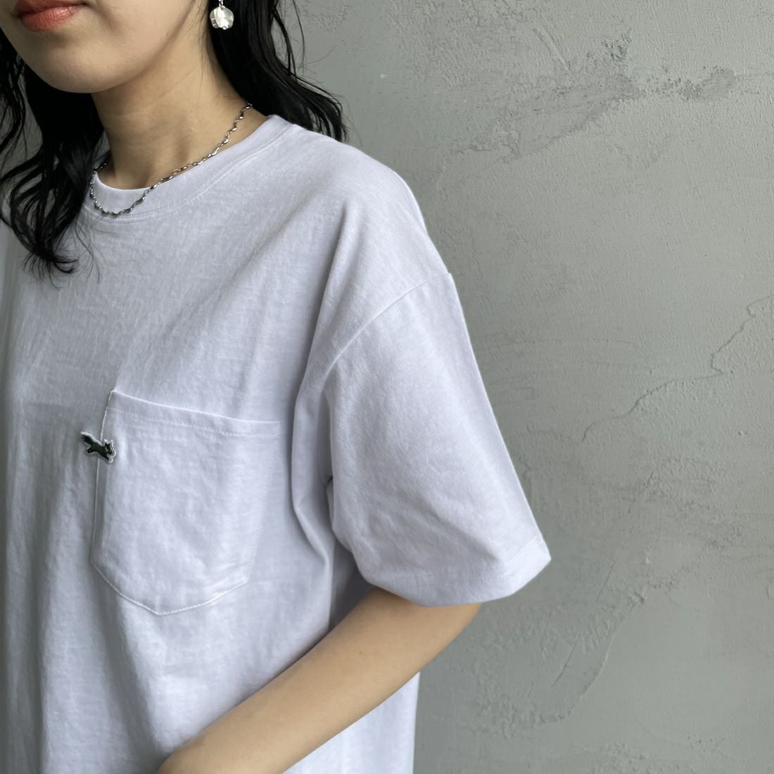 THE FOX [ザフォックス] 別注 ワンポイントロゴワッペン ポケットTシャツ [JFU25SS-11-JF] WHT &&モデル身長：160cm 着用サイズ：S&&