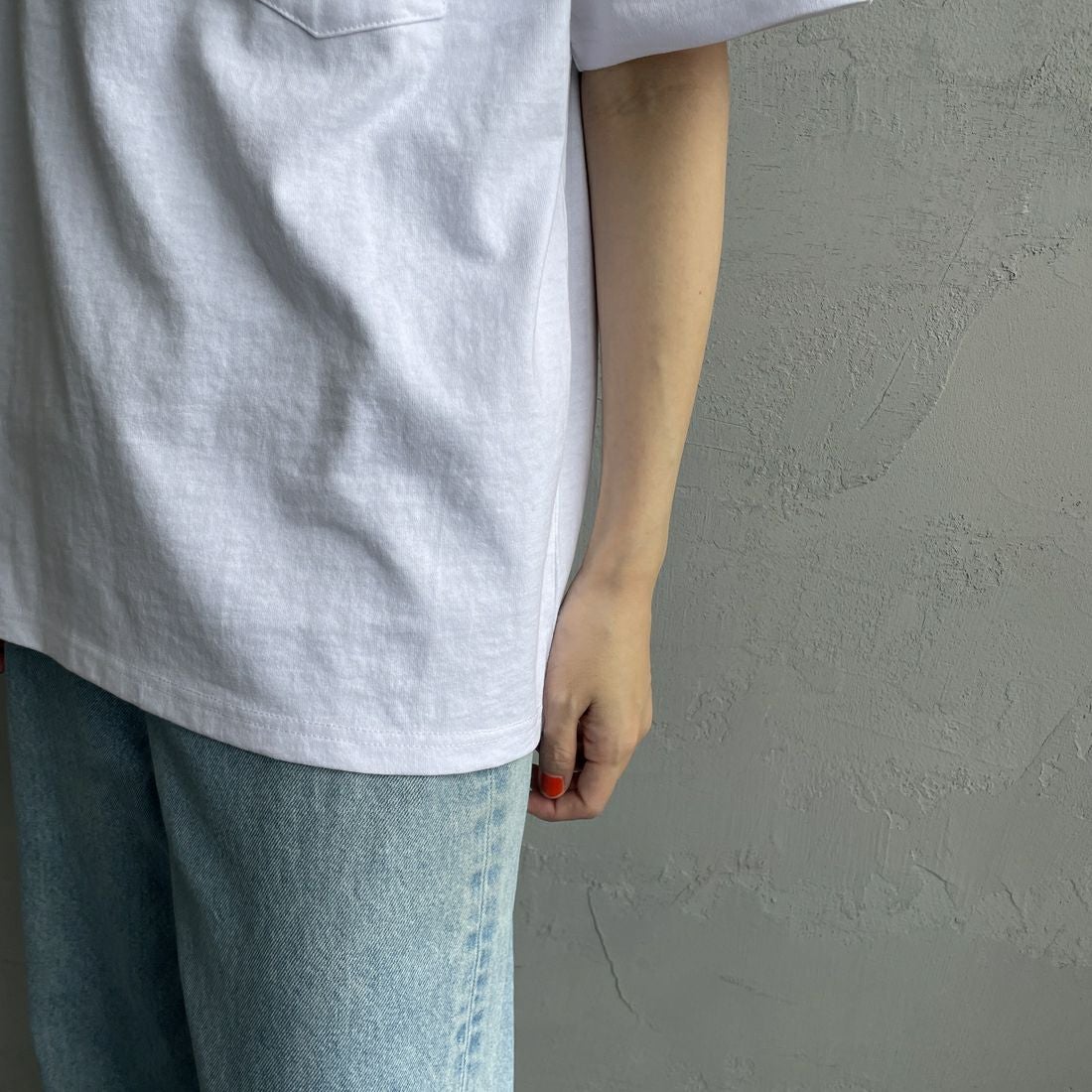 THE FOX [ザフォックス] 別注 ワンポイントロゴワッペン ポケットTシャツ [JFU25SS-11-JF] WHT &&モデル身長：160cm 着用サイズ：S&&