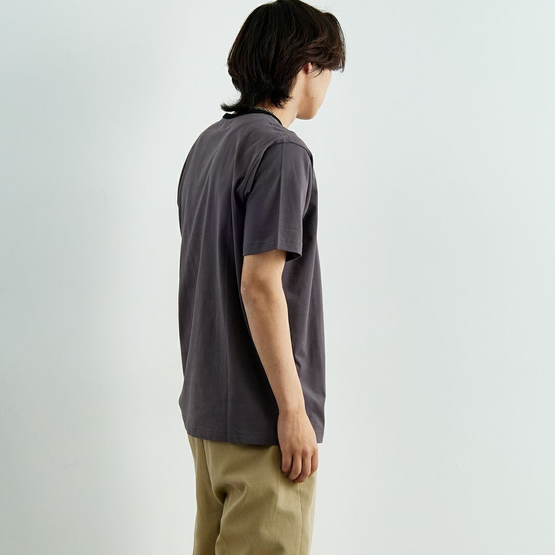 THE FOX [ザフォックス] 別注 ワンポイントロゴワッペン リンガーTシャツ [JFU25SS-10-JF] CHAR/BLK &&モデル身長：179cm 着用サイズ：L&&