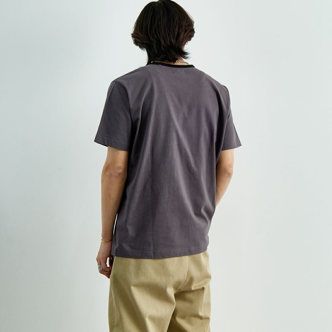 THE FOX [ザフォックス] 別注 ワンポイントロゴワッペン リンガーTシャツ [JFU25SS-10-JF] CHAR/BLK &&モデル身長：179cm 着用サイズ：L&&