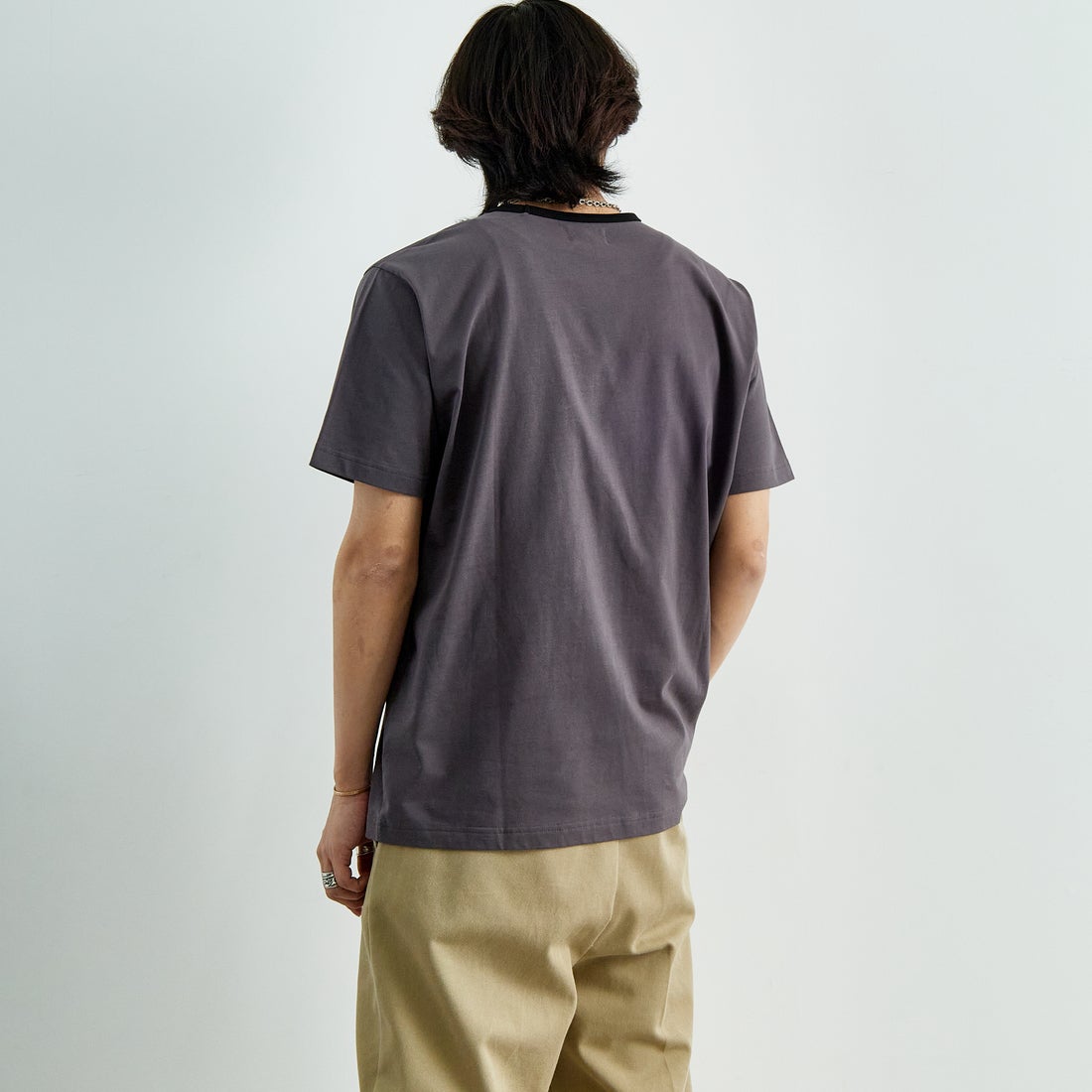 THE FOX [ザフォックス] 別注 ワンポイントロゴワッペン リンガーTシャツ [JFU25SS-10-JF] CHAR/BLK &&モデル身長：179cm 着用サイズ：L&&