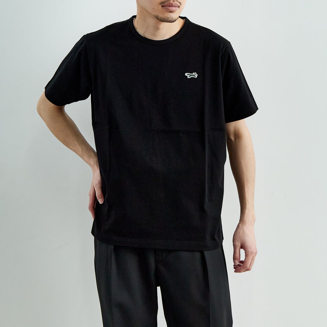 THE FOX [ザフォックス] 別注 ワンポイントロゴワッペン リンガーTシャツ [JFU25SS-10-JF] BLACK &&モデル身長：168cm 着用サイズ：M&&