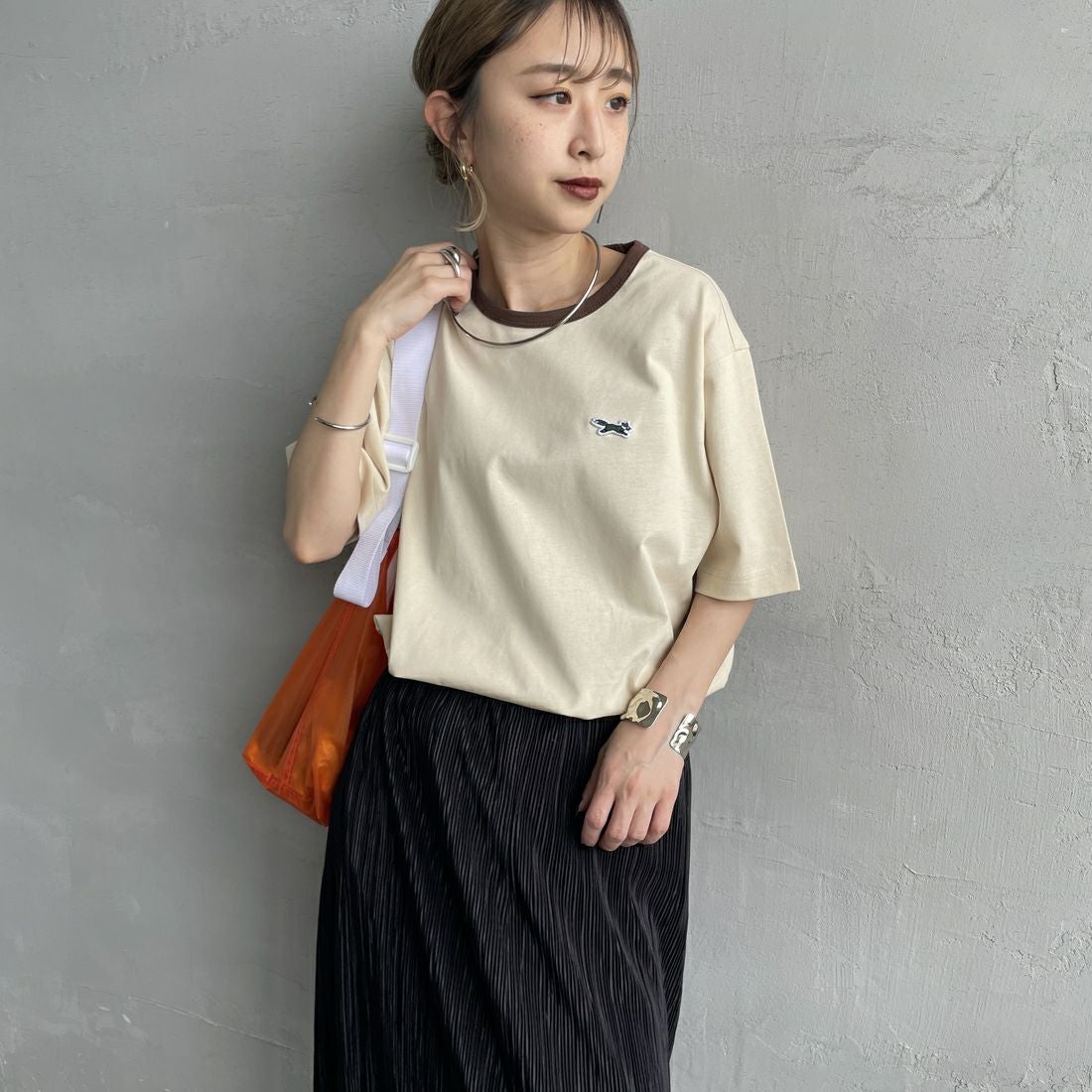 THE FOX [ザフォックス] 別注 ワンポイントロゴワッペン リンガーTシャツ [JFU25SS-10-JF] BEG/BROWN &&モデル身長：150cm 着用サイズ：S&&