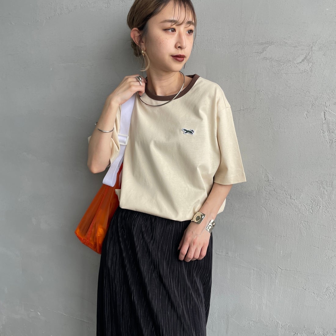 THE FOX [ザフォックス] 別注 ワンポイントロゴワッペン リンガーTシャツ [JFU25SS-10-JF] BEG/BROWN &&モデル身長：150cm 着用サイズ：S&&
