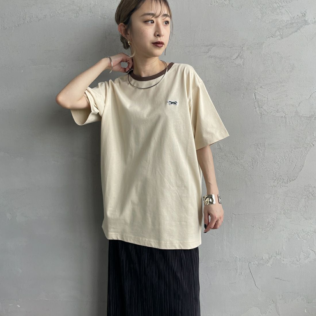 THE FOX [ザフォックス] 別注 ワンポイントロゴワッペン リンガーTシャツ [JFU25SS-10-JF] BEG/BROWN &&モデル身長：150cm 着用サイズ：S&&