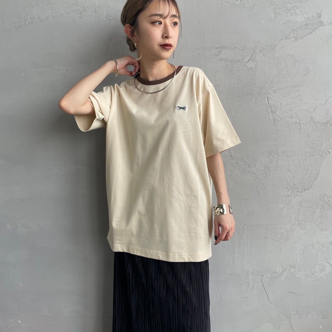 THE FOX [ザフォックス] 別注 ワンポイントロゴワッペン リンガーTシャツ [JFU25SS-10-JF] BEG/BROWN &&モデル身長：150cm 着用サイズ：S&&