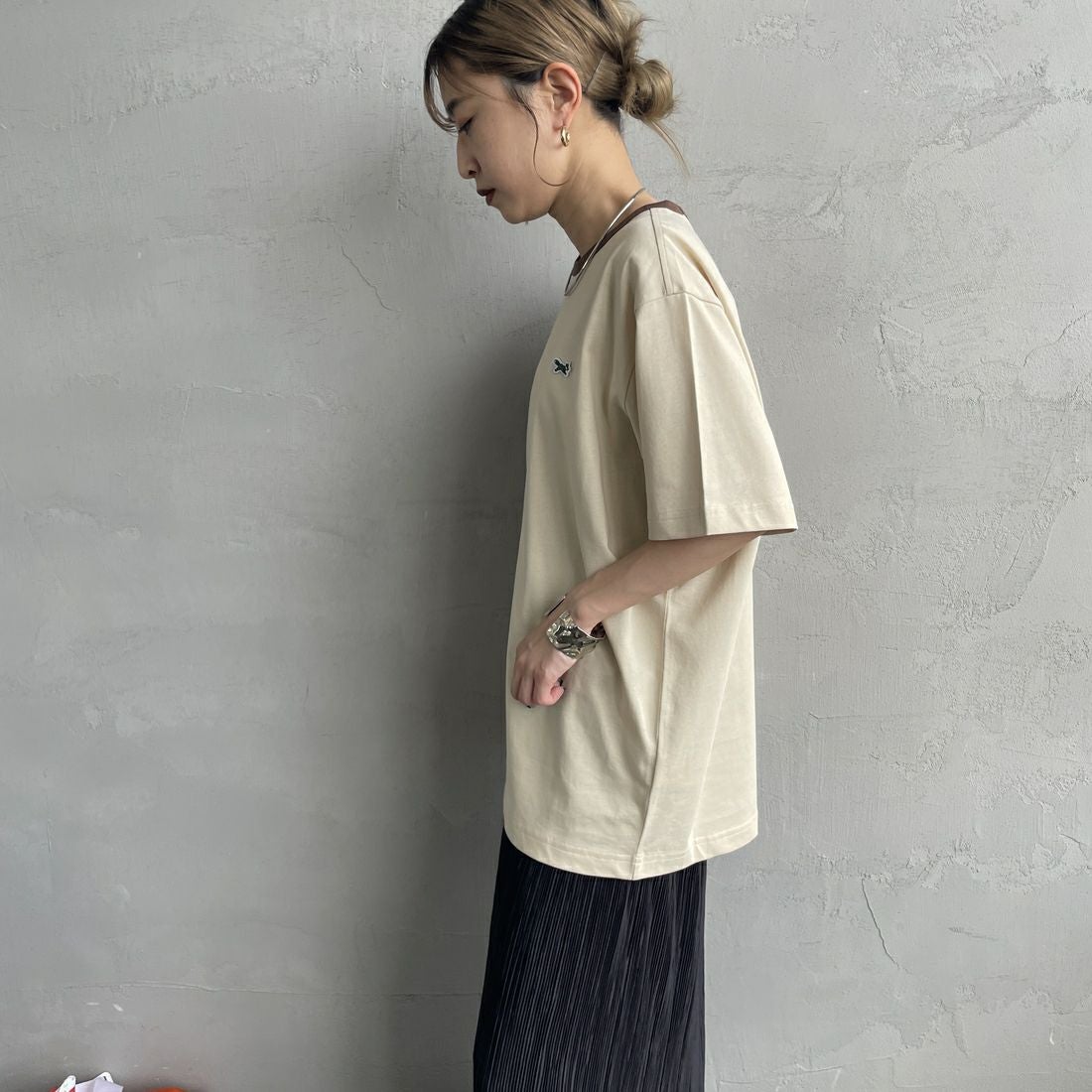 THE FOX [ザフォックス] 別注 ワンポイントロゴワッペン リンガーTシャツ [JFU25SS-10-JF] BEG/BROWN &&モデル身長：150cm 着用サイズ：S&&