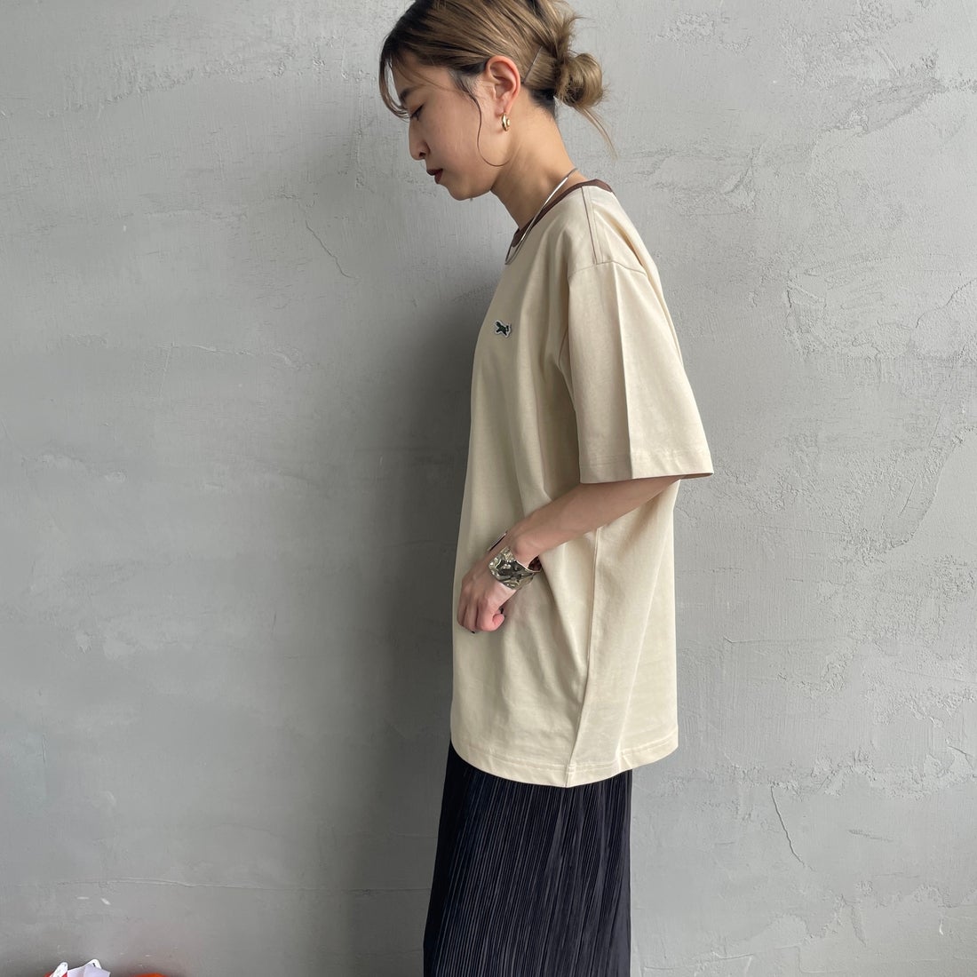 THE FOX [ザフォックス] 別注 ワンポイントロゴワッペン リンガーTシャツ [JFU25SS-10-JF] BEG/BROWN &&モデル身長：150cm 着用サイズ：S&&