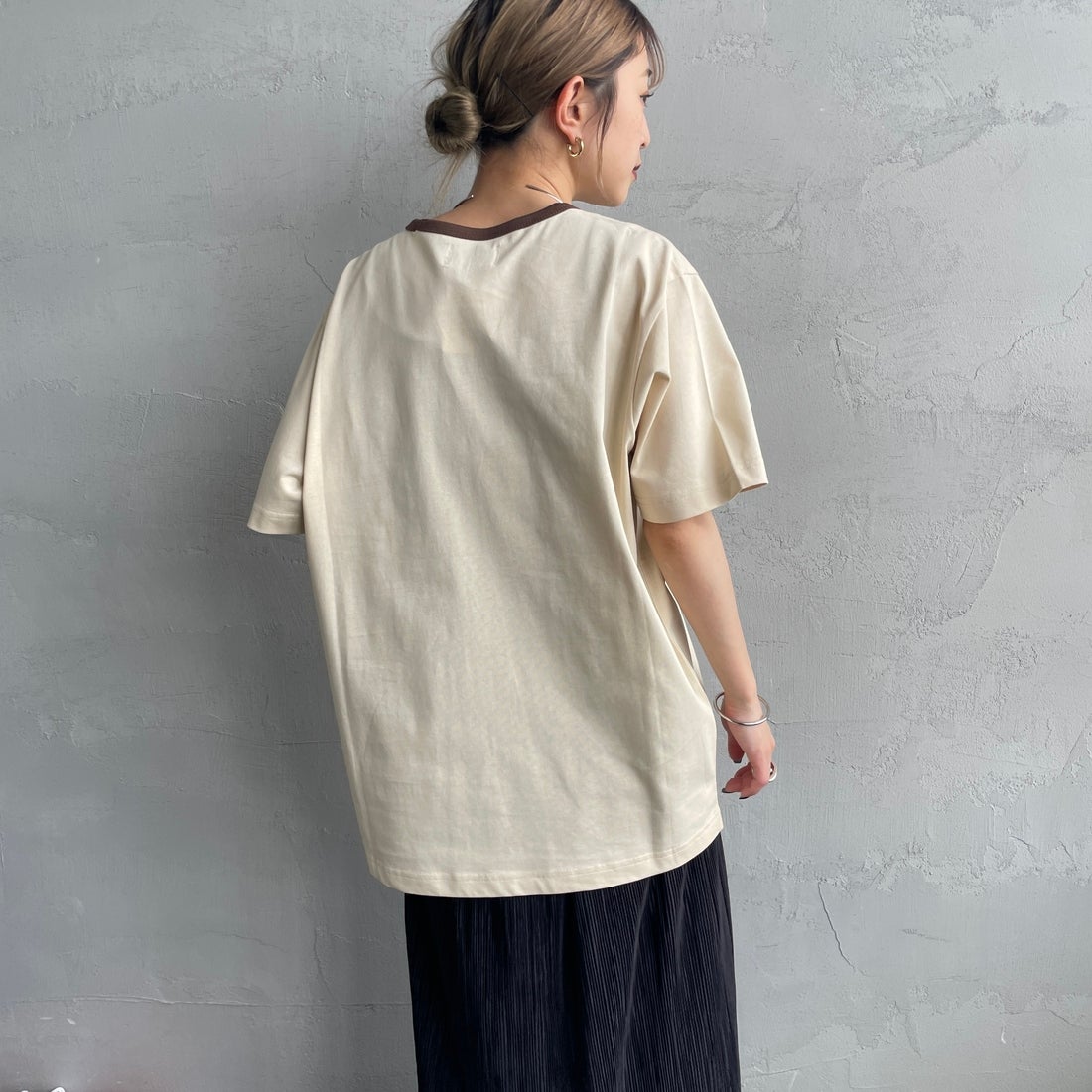 THE FOX [ザフォックス] 別注 ワンポイントロゴワッペン リンガーTシャツ [JFU25SS-10-JF] BEG/BROWN &&モデル身長：150cm 着用サイズ：S&&