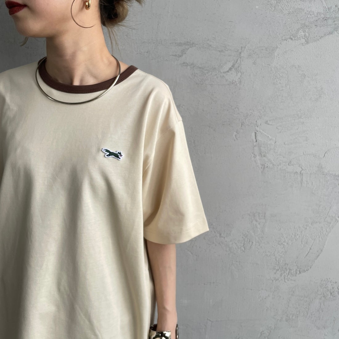 THE FOX [ザフォックス] 別注 ワンポイントロゴワッペン リンガーTシャツ [JFU25SS-10-JF] BEG/BROWN &&モデル身長：150cm 着用サイズ：S&&