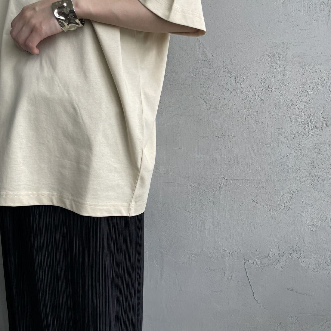 THE FOX [ザフォックス] 別注 ワンポイントロゴワッペン リンガーTシャツ [JFU25SS-10-JF] BEG/BROWN &&モデル身長：150cm 着用サイズ：S&&