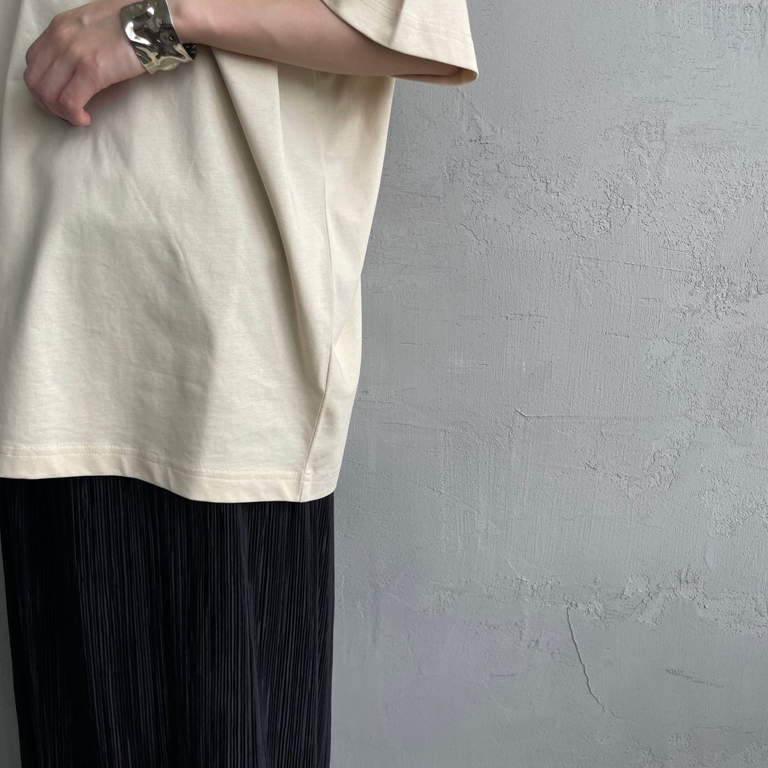 THE FOX [ザフォックス] 別注 ワンポイントロゴワッペン リンガーTシャツ [JFU25SS-10-JF] BEG/BROWN &&モデル身長：150cm 着用サイズ：S&&