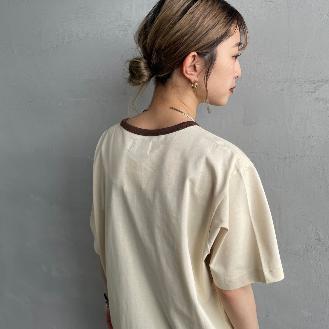 THE FOX [ザフォックス] 別注 ワンポイントロゴワッペン リンガーTシャツ [JFU25SS-10-JF] BEG/BROWN &&モデル身長：150cm 着用サイズ：S&&