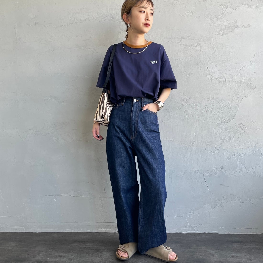 THE FOX [ザフォックス] 別注 ワンポイントロゴワッペン リンガーTシャツ [JFU25SS-10-JF] NVY/CAMEL &&モデル身長：150cm 着用サイズ：S&&