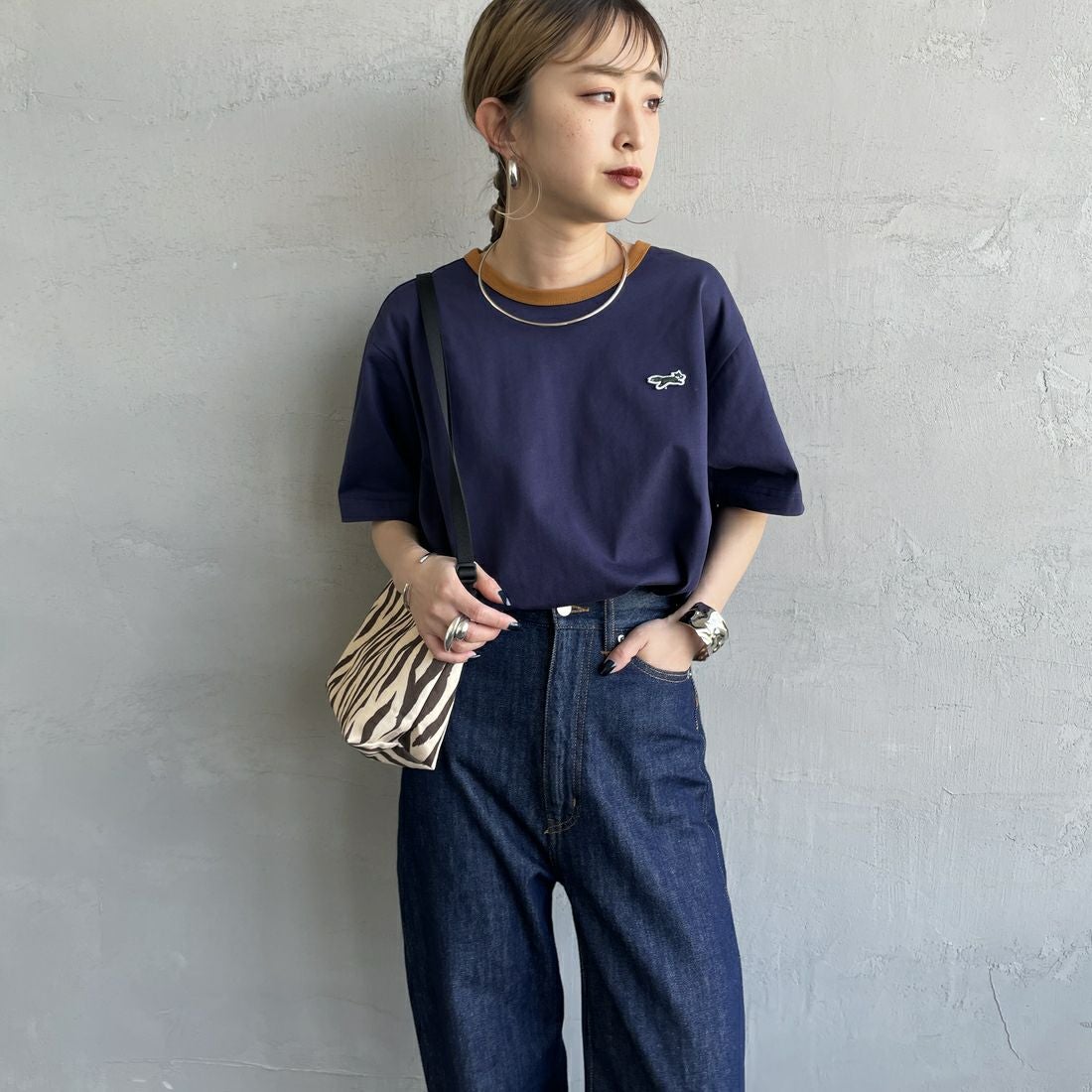 THE FOX [ザフォックス] 別注 ワンポイントロゴワッペン リンガーTシャツ [JFU25SS-10-JF] NVY/CAMEL &&モデル身長：150cm 着用サイズ：S&&
