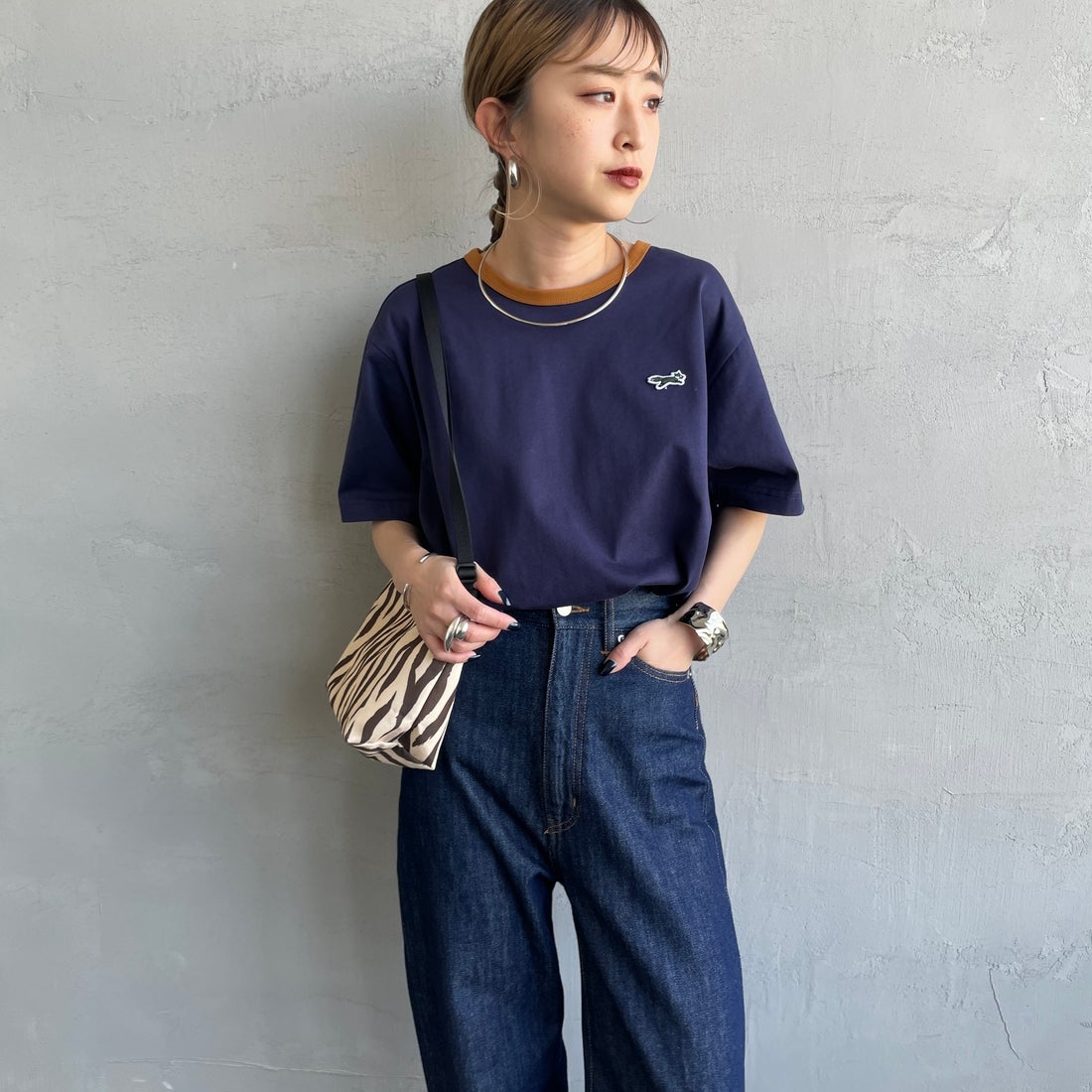 THE FOX [ザフォックス] 別注 ワンポイントロゴワッペン リンガーTシャツ [JFU25SS-10-JF] NVY/CAMEL &&モデル身長：150cm 着用サイズ：S&&