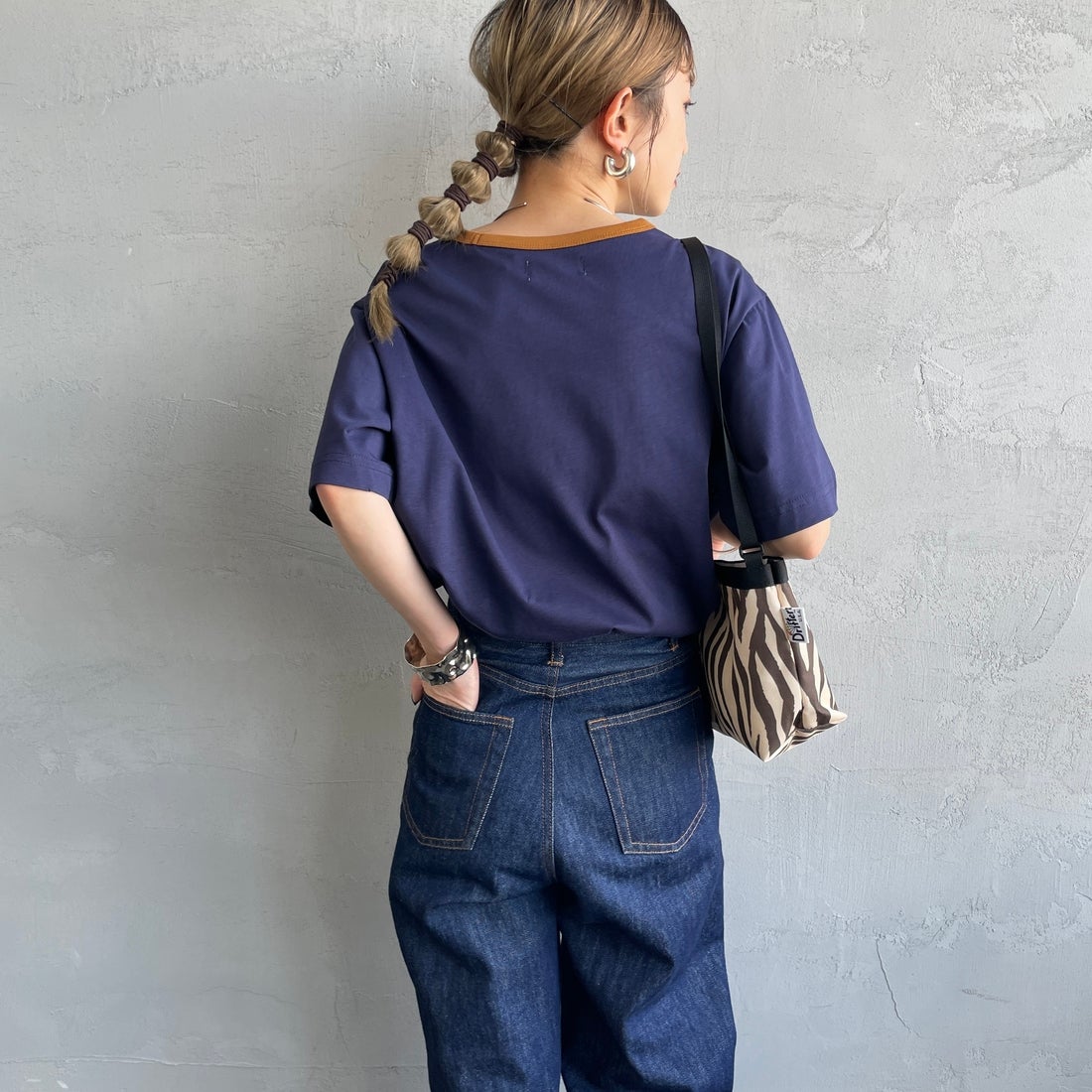 THE FOX [ザフォックス] 別注 ワンポイントロゴワッペン リンガーTシャツ [JFU25SS-10-JF] NVY/CAMEL &&モデル身長：150cm 着用サイズ：S&&