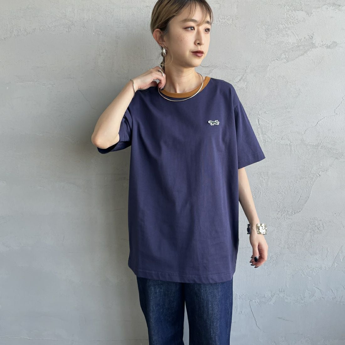 THE FOX [ザフォックス] 別注 ワンポイントロゴワッペン リンガーTシャツ [JFU25SS-10-JF] NVY/CAMEL &&モデル身長：150cm 着用サイズ：S&&