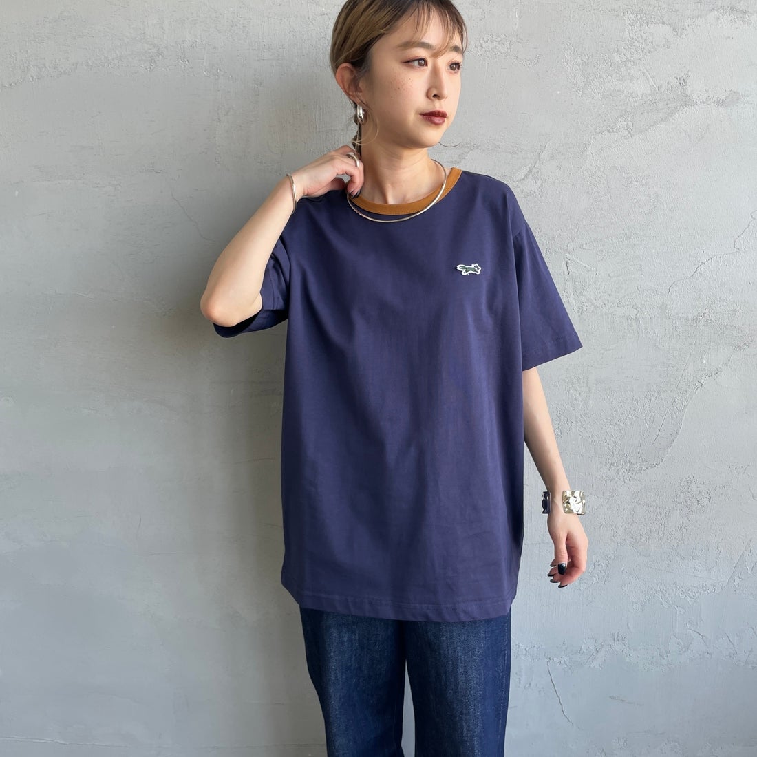 THE FOX [ザフォックス] 別注 ワンポイントロゴワッペン リンガーTシャツ [JFU25SS-10-JF] NVY/CAMEL &&モデル身長：150cm 着用サイズ：S&&