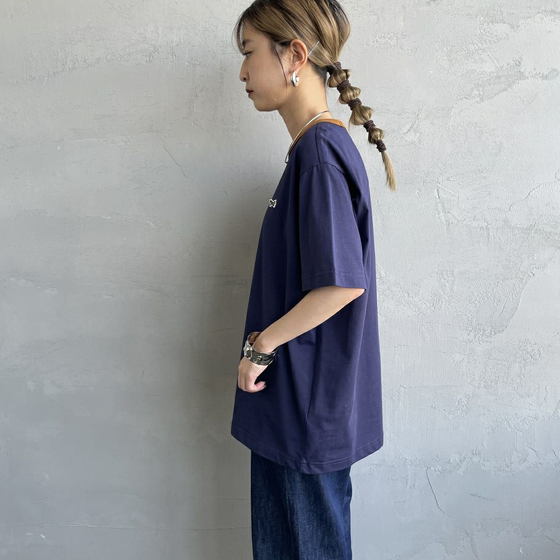 THE FOX [ザフォックス] 別注 ワンポイントロゴワッペン リンガーTシャツ [JFU25SS-10-JF] NVY/CAMEL &&モデル身長：150cm 着用サイズ：S&&