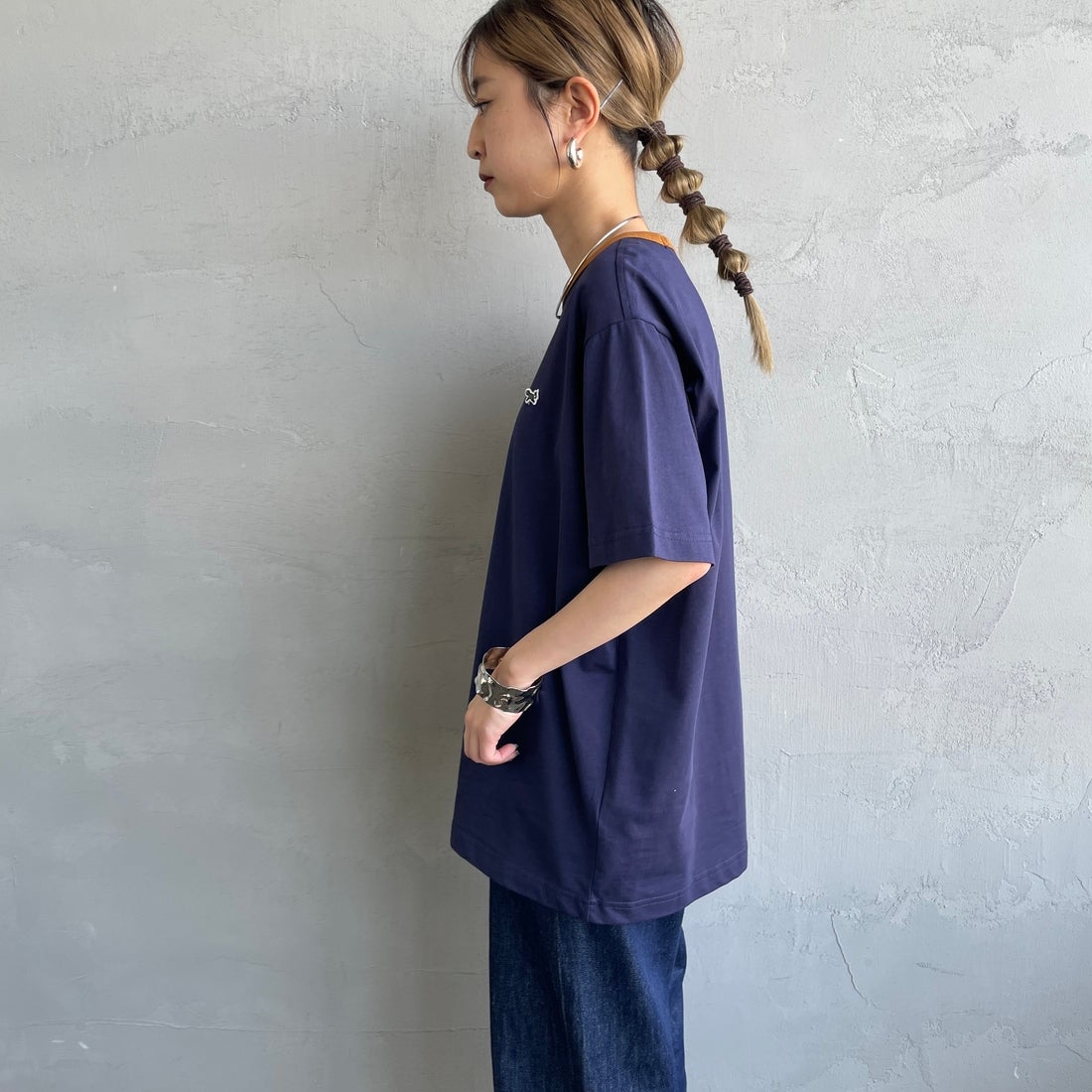 THE FOX [ザフォックス] 別注 ワンポイントロゴワッペン リンガーTシャツ [JFU25SS-10-JF] NVY/CAMEL &&モデル身長：150cm 着用サイズ：S&&