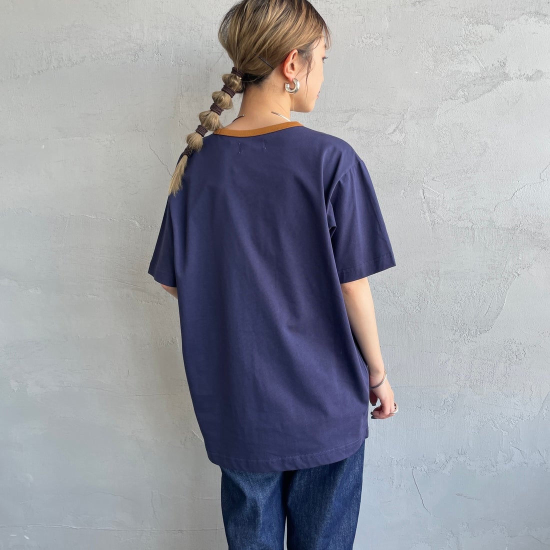 THE FOX [ザフォックス] 別注 ワンポイントロゴワッペン リンガーTシャツ [JFU25SS-10-JF] NVY/CAMEL &&モデル身長：150cm 着用サイズ：S&&