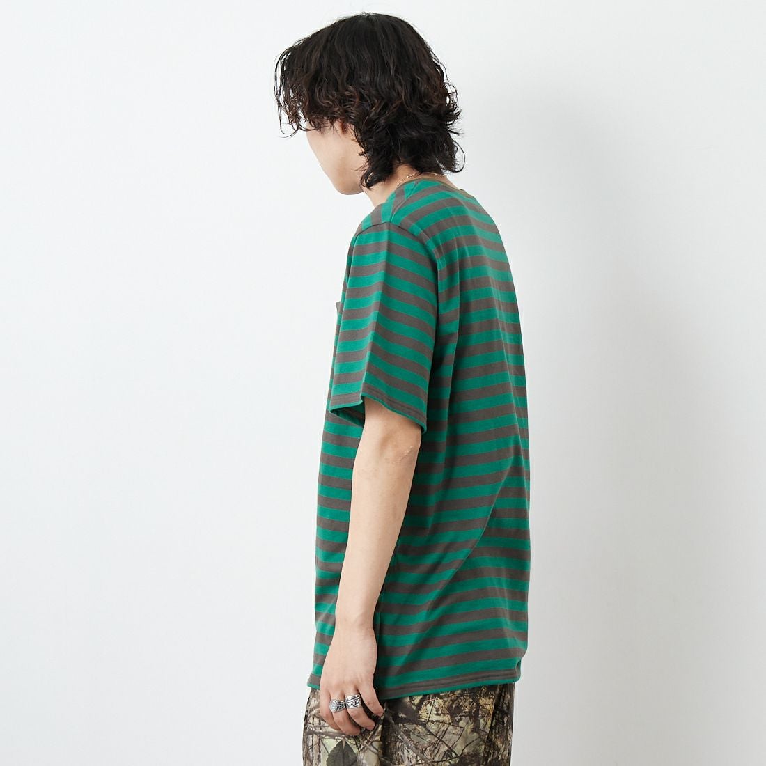 South2West8 [サウスツーウエストエイト] ショートスリーブラウンドポケットTシャツ [QV664] A GREEN &&モデル身長：179cm 着用サイズ：M&&