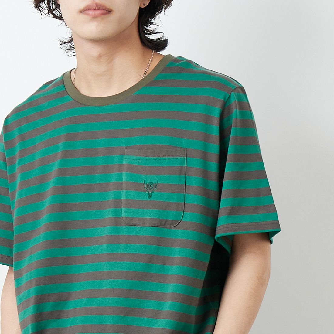 South2West8 [サウスツーウエストエイト] ショートスリーブラウンドポケットTシャツ [QV664] A GREEN &&モデル身長：179cm 着用サイズ：M&&