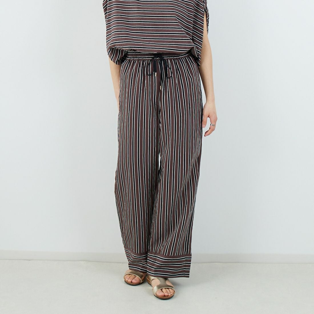 MICA&DEAL [マイカアンドディール] ストライプパンツ [0125203104] BROWN &&モデル身長：160cm 着用サイズ：F&&