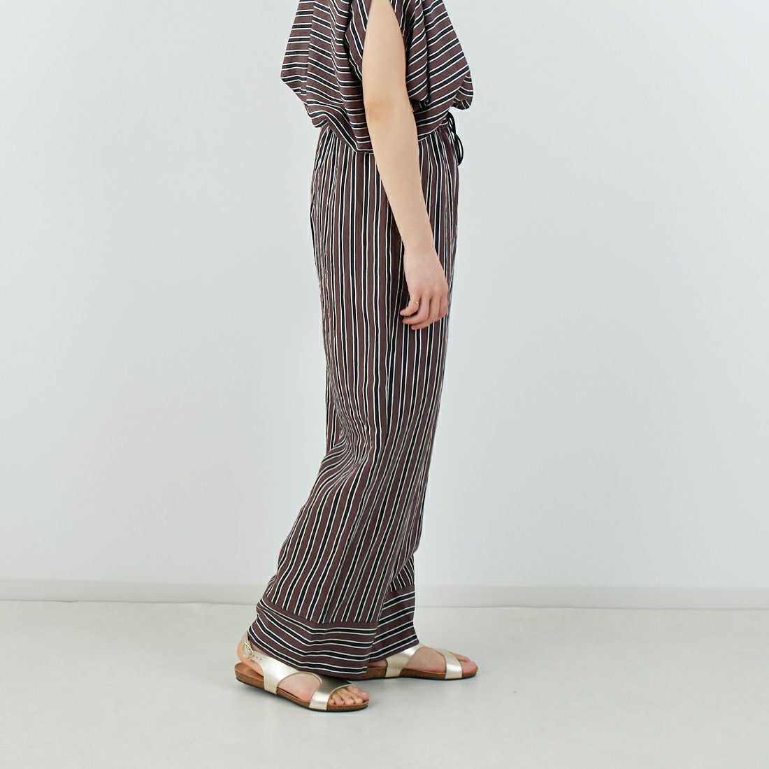 MICA&DEAL [マイカアンドディール] ストライプパンツ [0125203104] BROWN &&モデル身長：160cm 着用サイズ：F&&