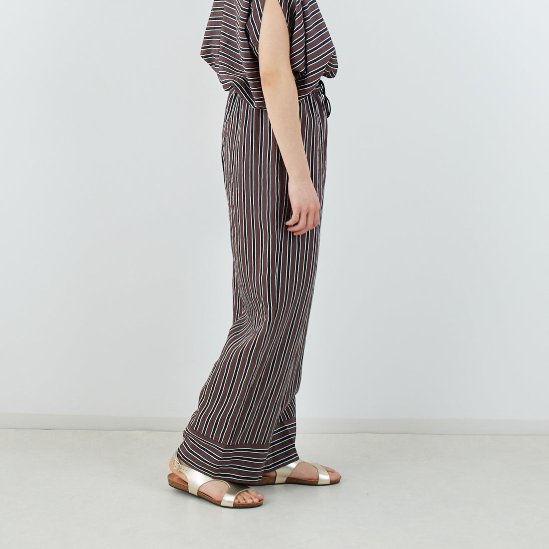 MICA&DEAL [マイカアンドディール] ストライプパンツ [0125203104] BROWN &&モデル身長：160cm 着用サイズ：F&&