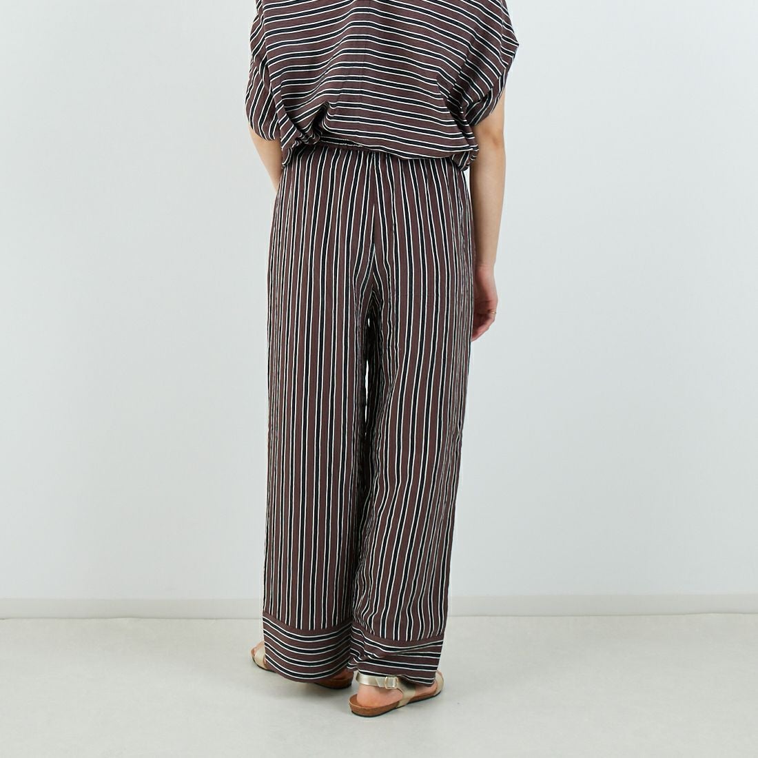 MICA&DEAL [マイカアンドディール] ストライプパンツ [0125203104] BROWN &&モデル身長：160cm 着用サイズ：F&&