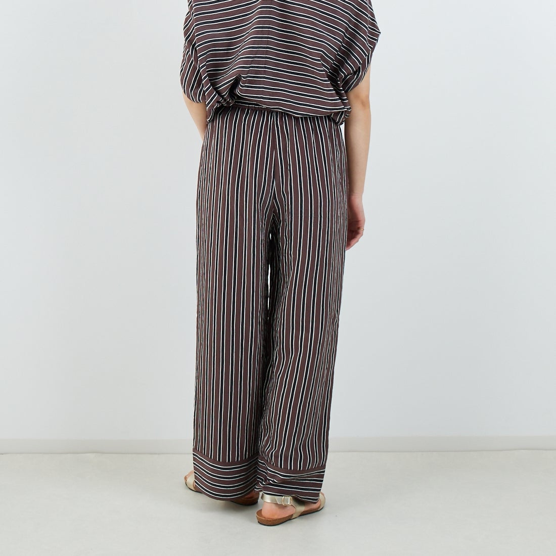 MICA&DEAL [マイカアンドディール] ストライプパンツ [0125203104] BROWN &&モデル身長：160cm 着用サイズ：F&&
