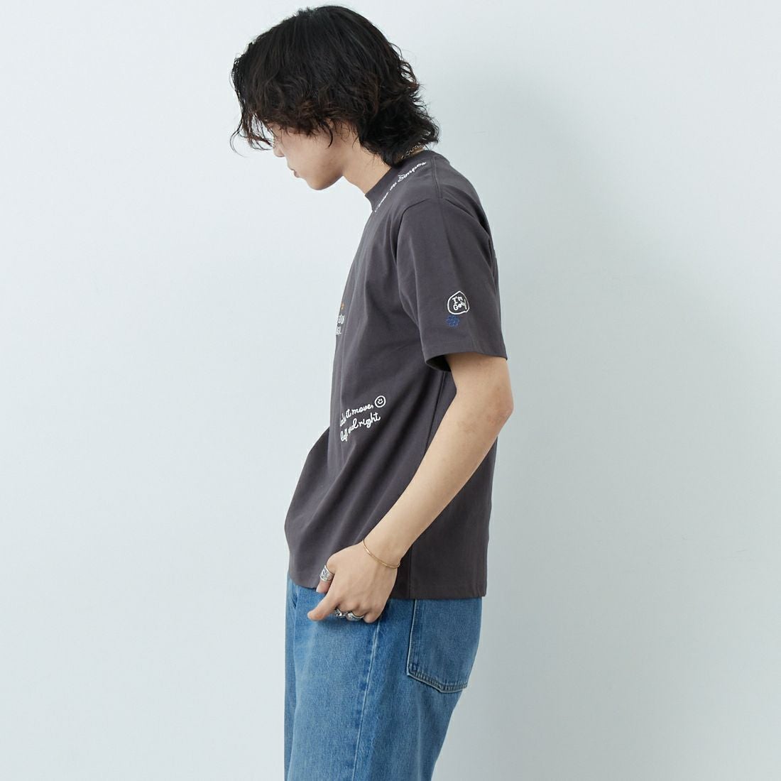 33Degrees [サーティスリーディグリーズ] 刺繍Tシャツ [TDR-252-019] 02 CHAﾃｶﾞｷ &&モデル身長：179cm 着用サイズ：M&&