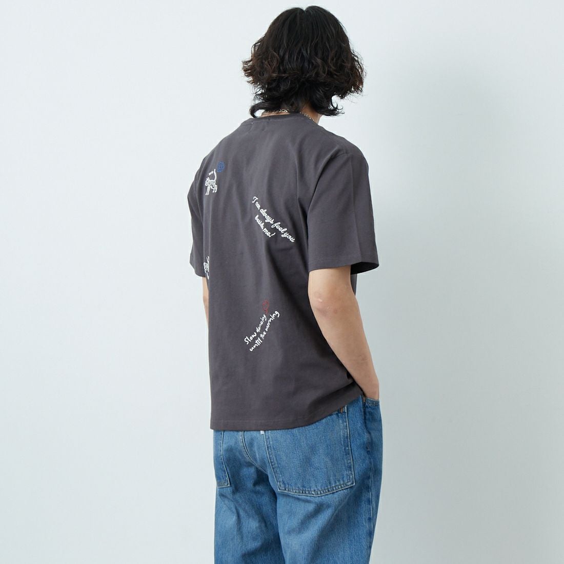 33Degrees [サーティスリーディグリーズ] 刺繍Tシャツ [TDR-252-019] 02 CHAﾃｶﾞｷ &&モデル身長：179cm 着用サイズ：M&&