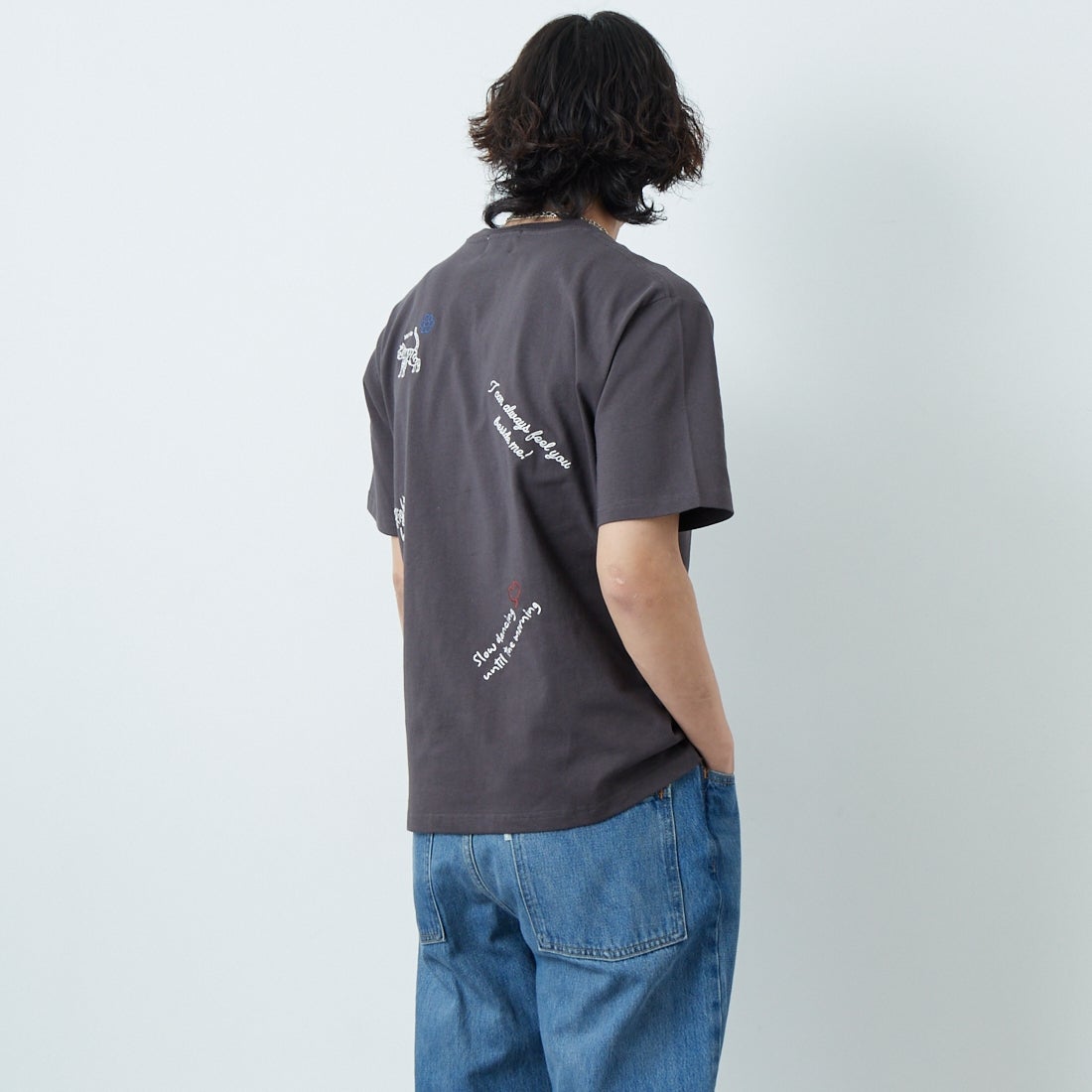 33Degrees [サーティスリーディグリーズ] 刺繍Tシャツ [TDR-252-019] 02 CHAﾃｶﾞｷ &&モデル身長：179cm 着用サイズ：M&&