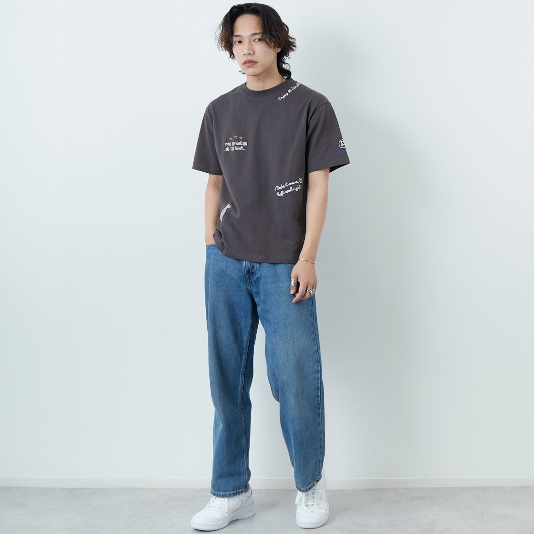 33Degrees [サーティスリーディグリーズ] 刺繍Tシャツ [TDR-252-019] 02 CHAﾃｶﾞｷ &&モデル身長：179cm 着用サイズ：M&&