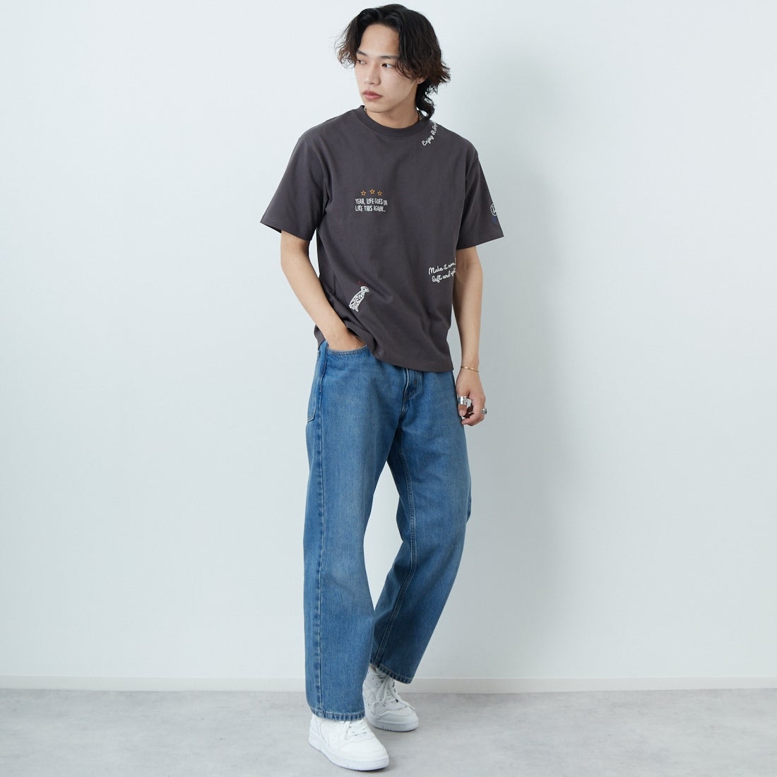 33Degrees [サーティスリーディグリーズ] 刺繍Tシャツ [TDR-252-019] 02 CHAﾃｶﾞｷ &&モデル身長：179cm 着用サイズ：M&&