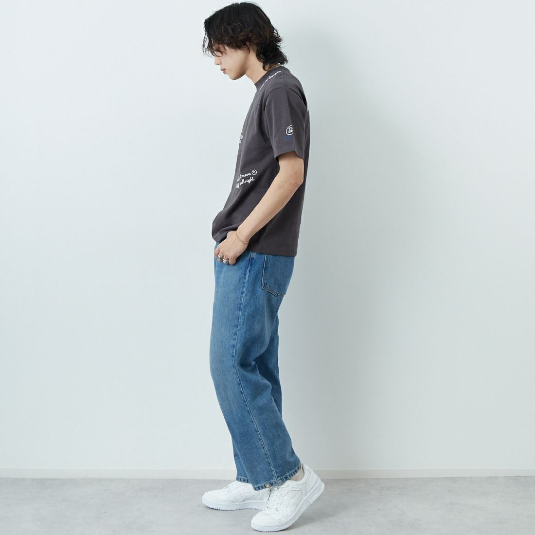 33Degrees [サーティスリーディグリーズ] 刺繍Tシャツ [TDR-252-019] 02 CHAﾃｶﾞｷ &&モデル身長：179cm 着用サイズ：M&&