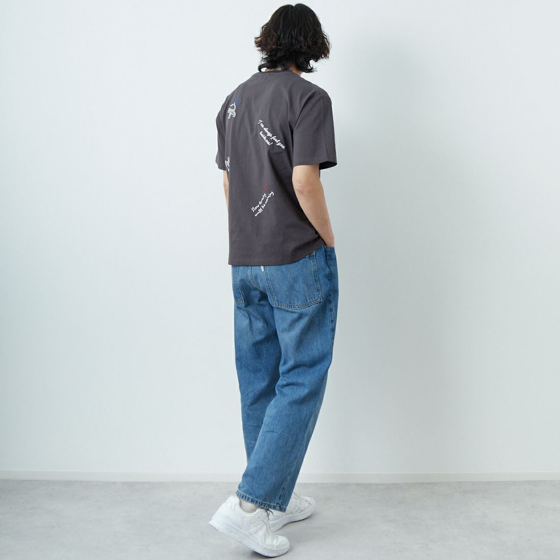 33Degrees [サーティスリーディグリーズ] 刺繍Tシャツ [TDR-252-019] 02 CHAﾃｶﾞｷ &&モデル身長：179cm 着用サイズ：M&&