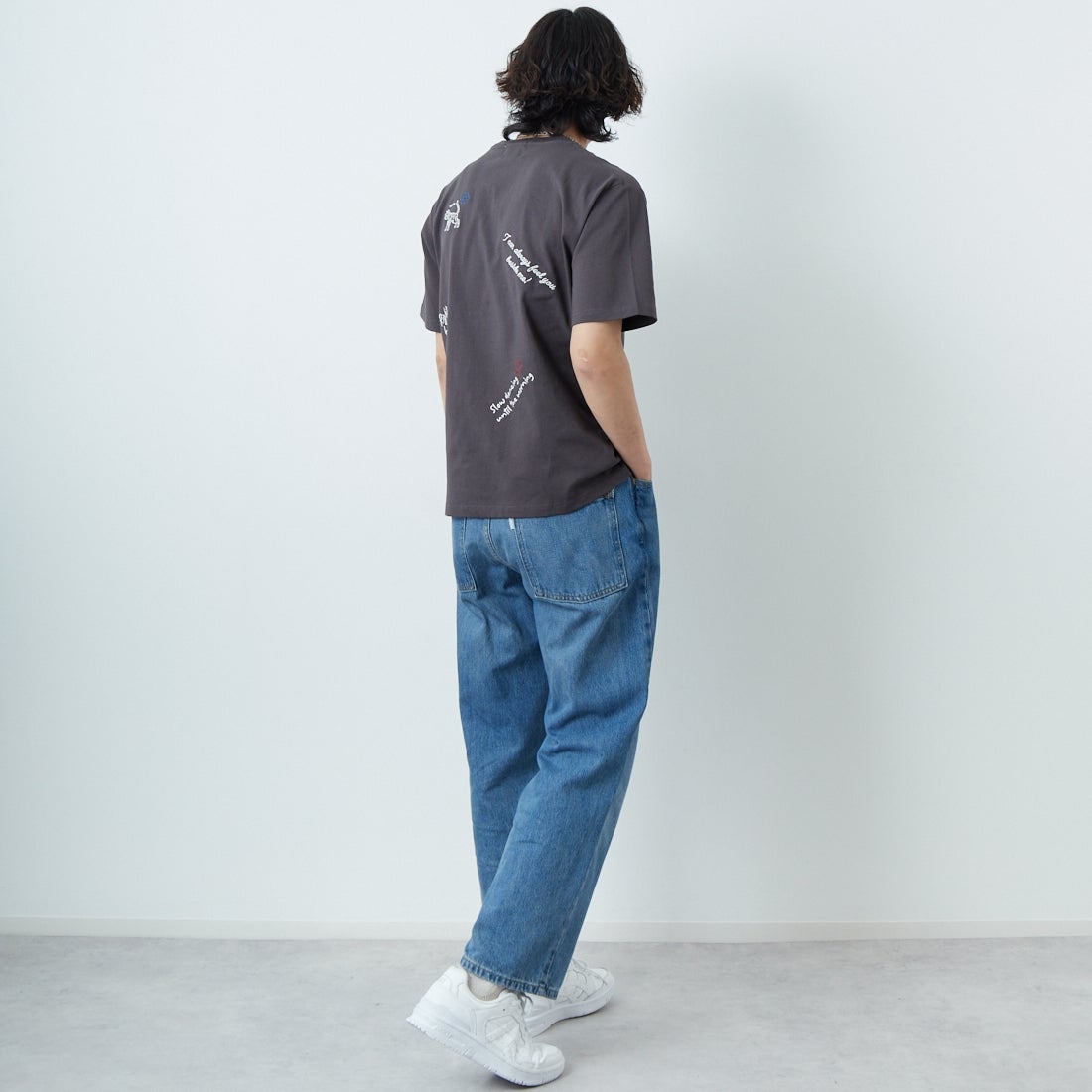 33Degrees [サーティスリーディグリーズ] 刺繍Tシャツ [TDR-252-019] 02 CHAﾃｶﾞｷ &&モデル身長：179cm 着用サイズ：M&&