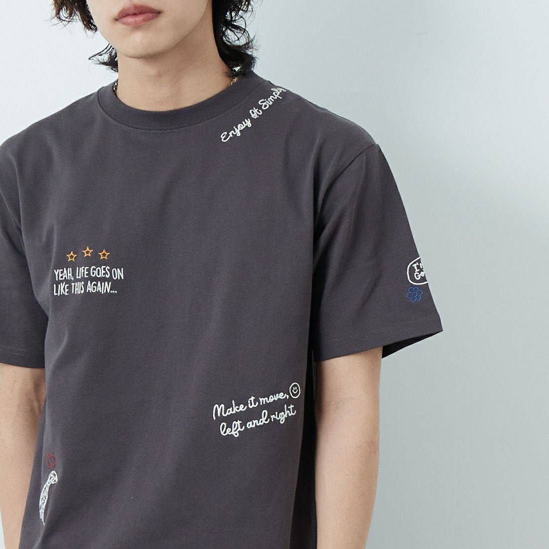 33Degrees [サーティスリーディグリーズ] 刺繍Tシャツ [TDR-252-019] 02 CHAﾃｶﾞｷ &&モデル身長：179cm 着用サイズ：M&&
