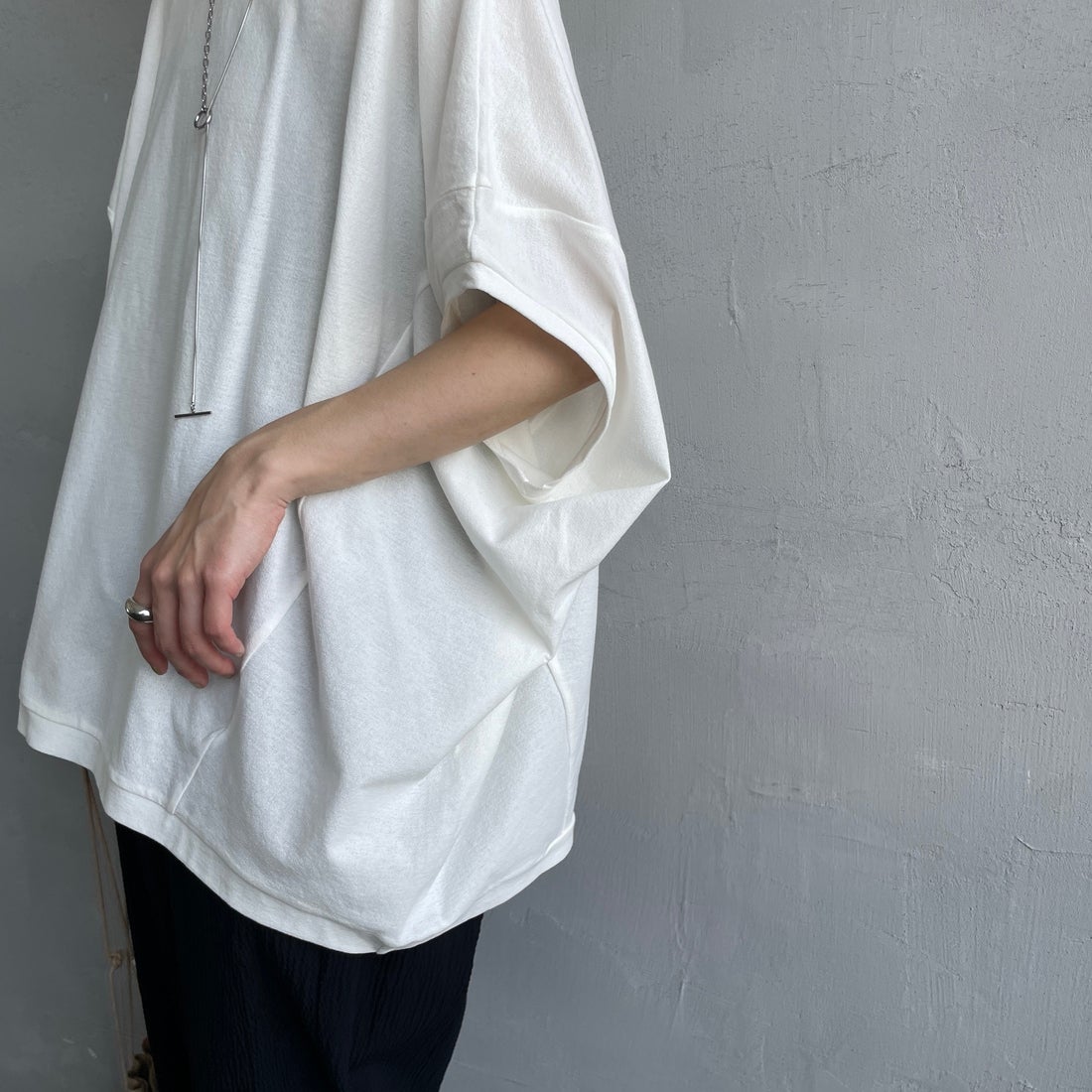 mizuiro ind [ミズイロインド] コクーンワイドプルオーバー [1-210057] 11 O.WHITE &&モデル身長：158cm 着用サイズ：F&&