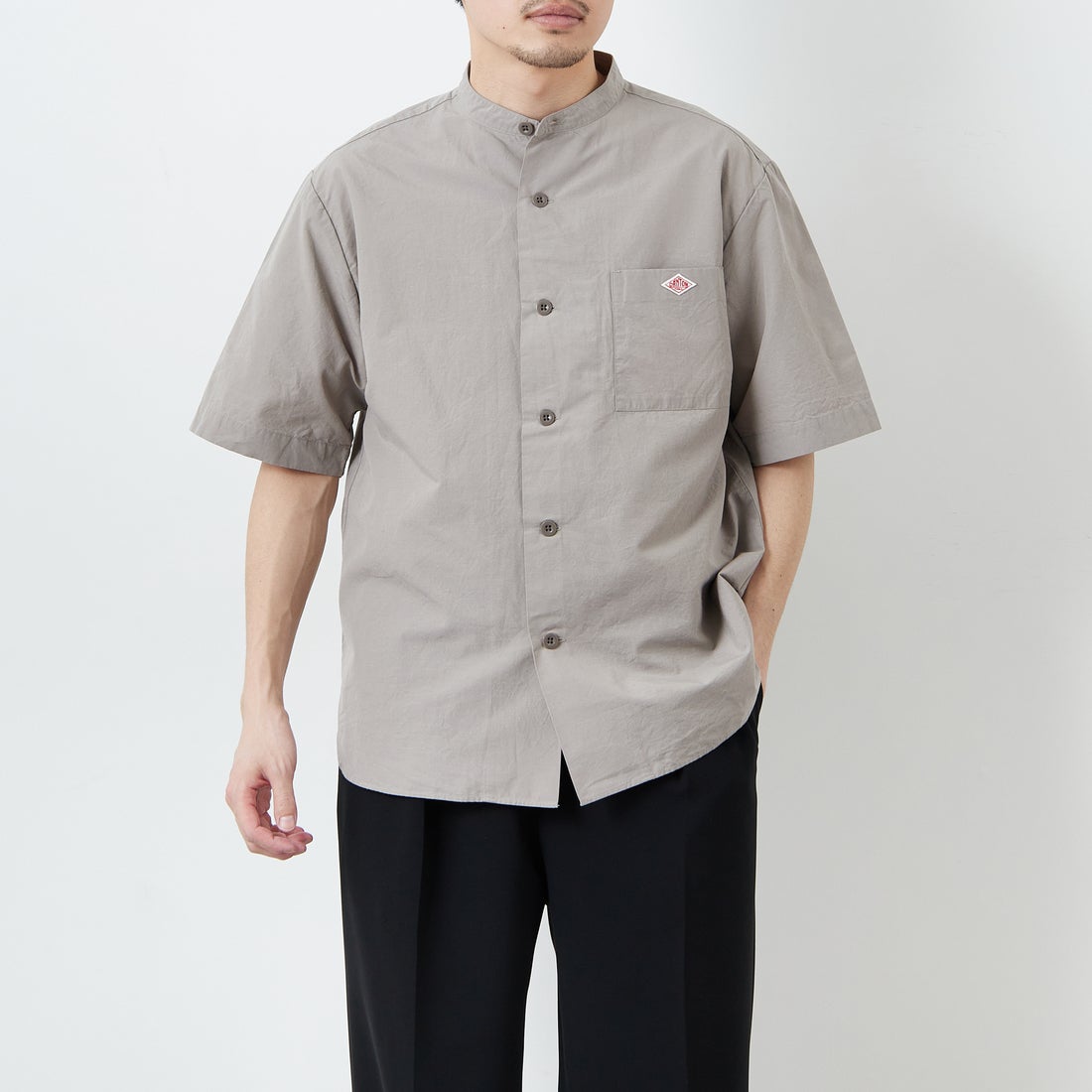 DANTON [ダントン] コットンリネン バンドカラーシャツ [JD-3788SCL] GREIGE &&モデル身長：168cm 着用サイズ：38&&